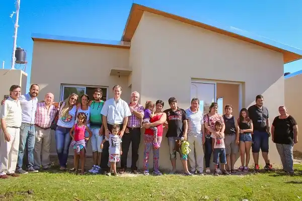 Entregaron viviendas construidas por cooperativas
