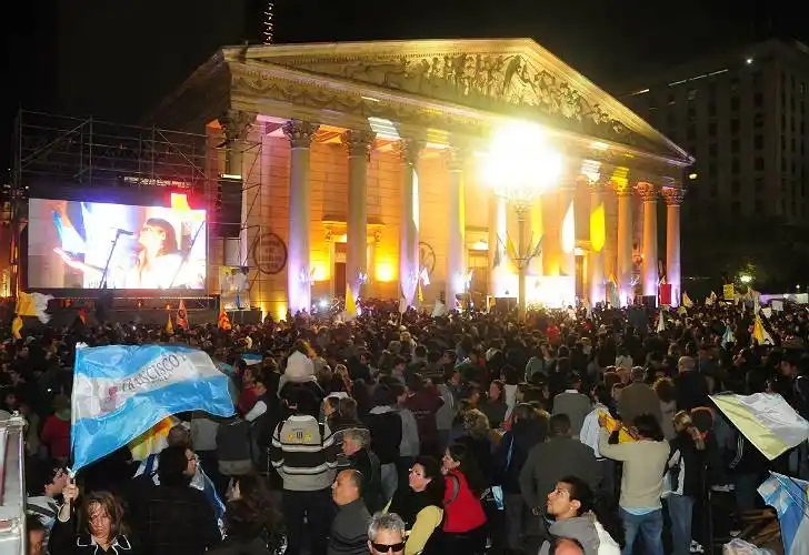 Miles de personas miraron la asunción del Papa Francisco