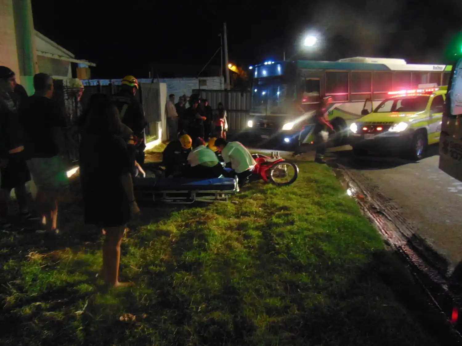 Los profesionales atendiendo al paciente.