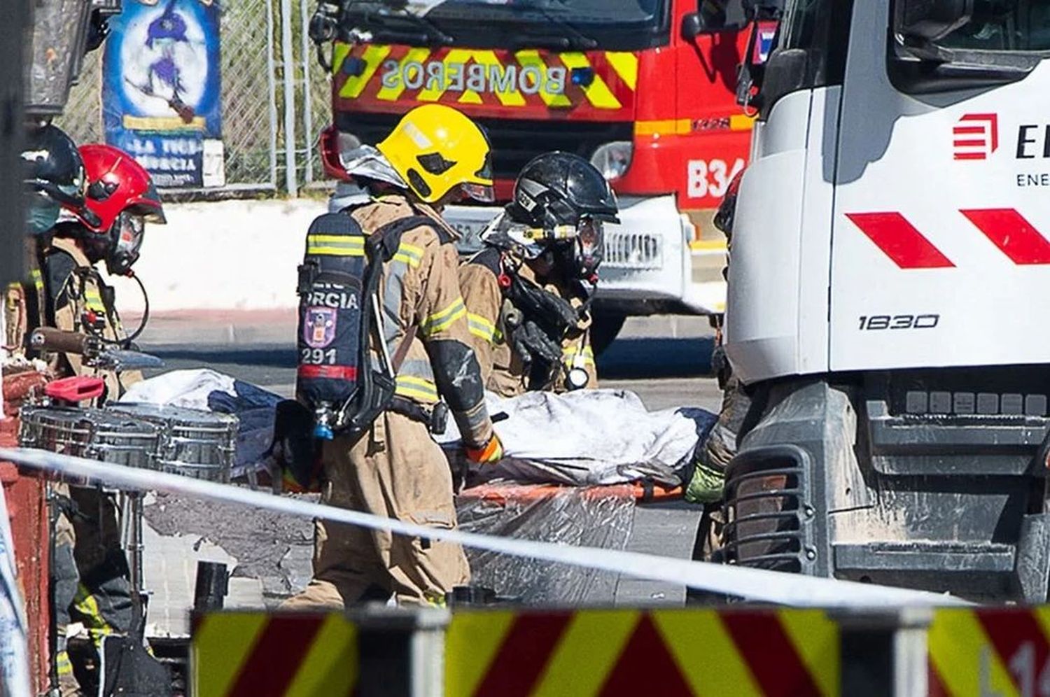 Los bomberos siguen trabajando en el lugar.