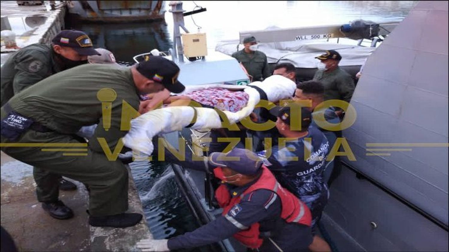 ¡AYUDA! Madre de la niñera víctima del naufragio llega a Pariata para conocer su estado