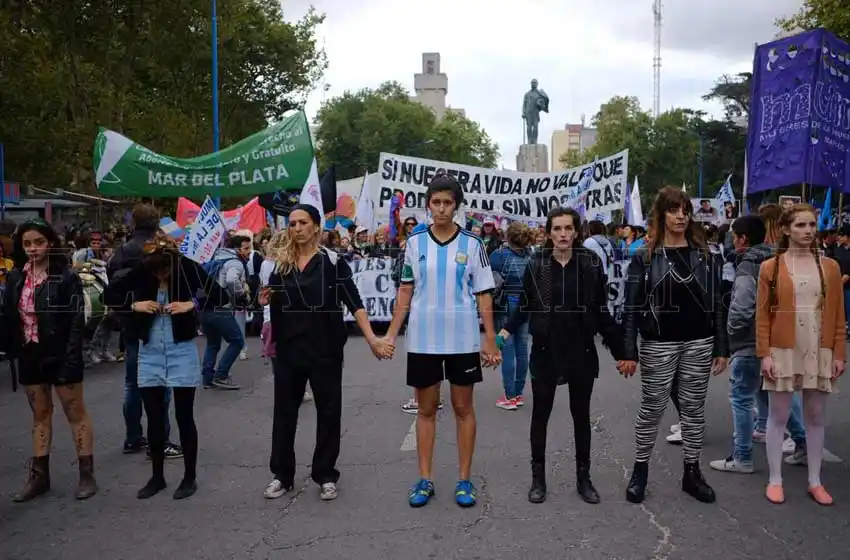 Una multitud marchó en Mar del Plata por el #8M