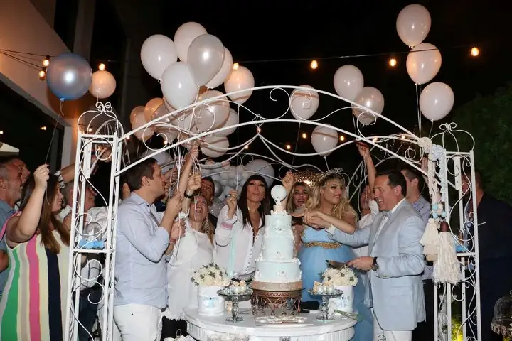 "Lluvia de dólares": El baby shower de Vicky Xipolitakis