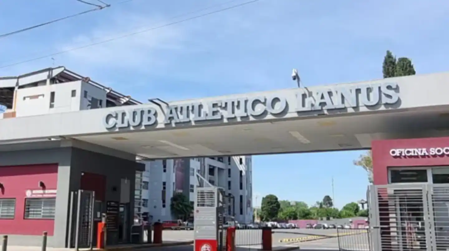 Internaron a un nene de 12 años tras la caída de un arco de fútbol en el Club Atlético Lanús