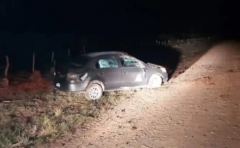 Ladrones golpearon a un remisero, le robaron el auto y lo terminaron volcando