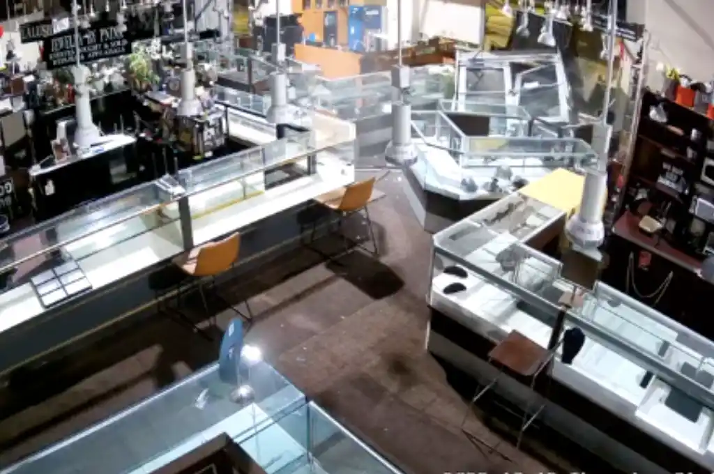 Los tres individuos se dieron a la fuga y son buscados por las autoridades.