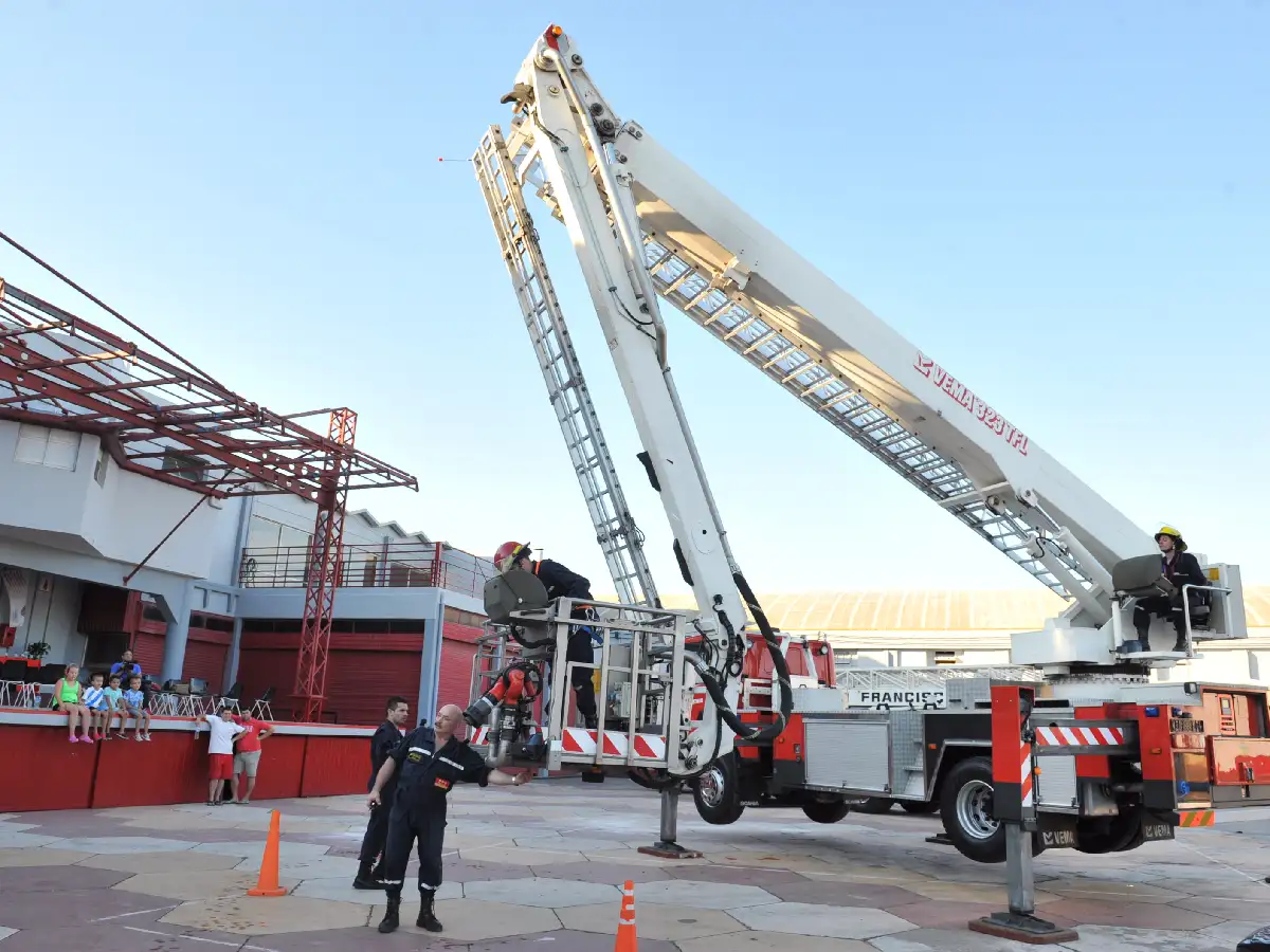 Bomberos presenta su  escalera con Papá Noel