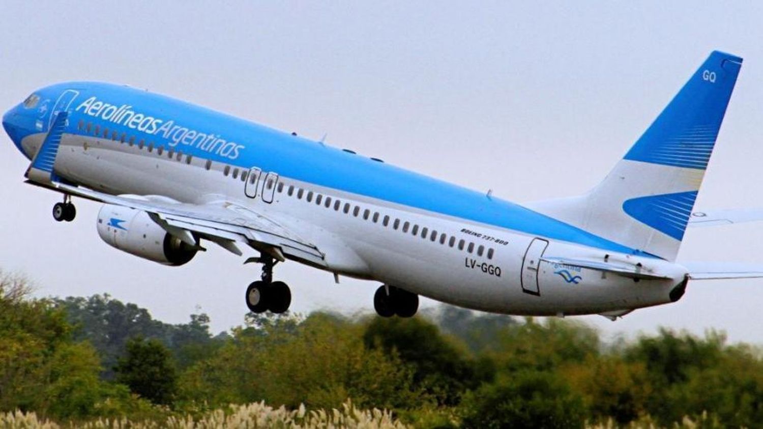 Un avión regresó a Ezeiza por una pasajera que mezcló pastillas y alcohol