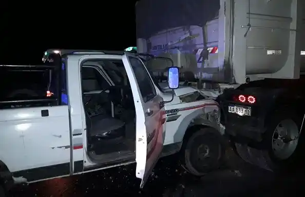 Un padre y su hija de 14 años chocaron a un camión parado en Ruta 16