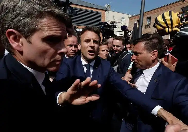 Como en las películas: lluvia de tomatazos contra el presidente de Francia