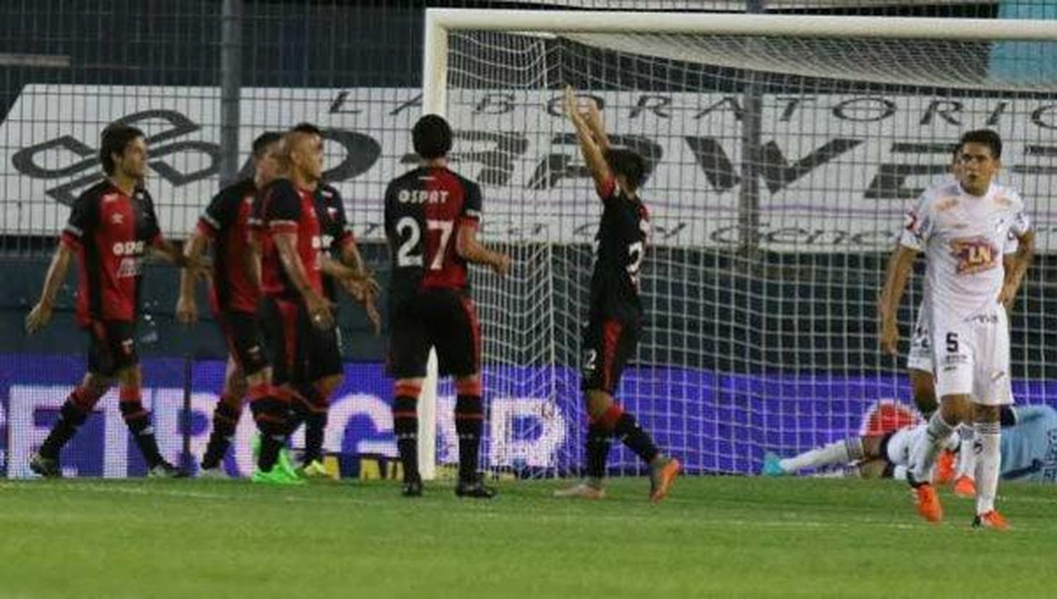 Colón supo cómo y dónde golpear para que Quilmes siga en el piso
