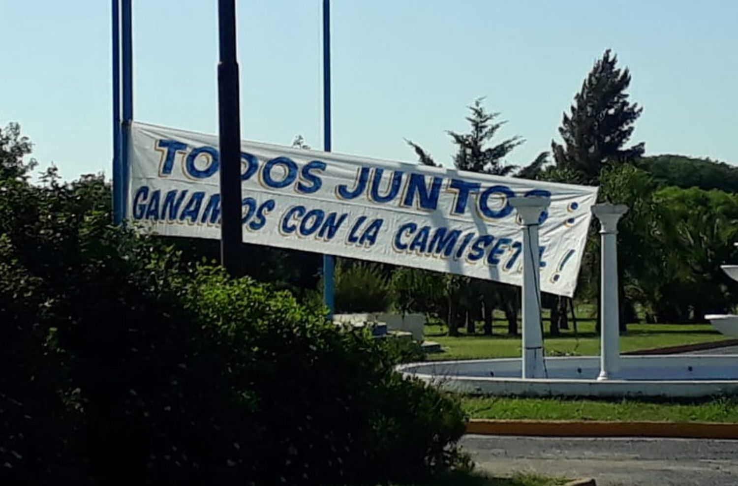 El clásico ya se juega en Arroyo Seco: otra vez aparecieron banderas para motivar al plantel