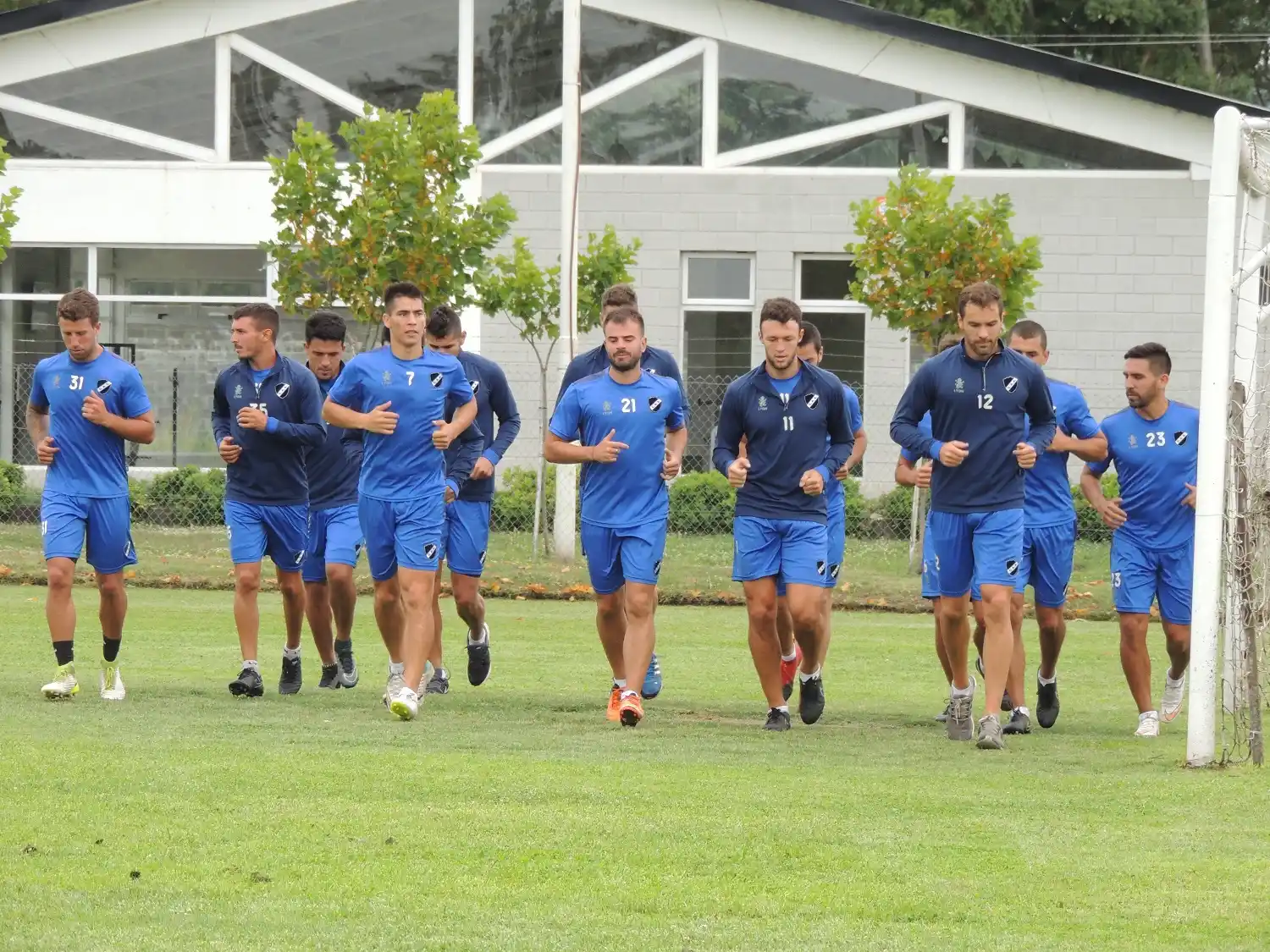 Alvarado volvió al trabajo con el ascenso como objetivo