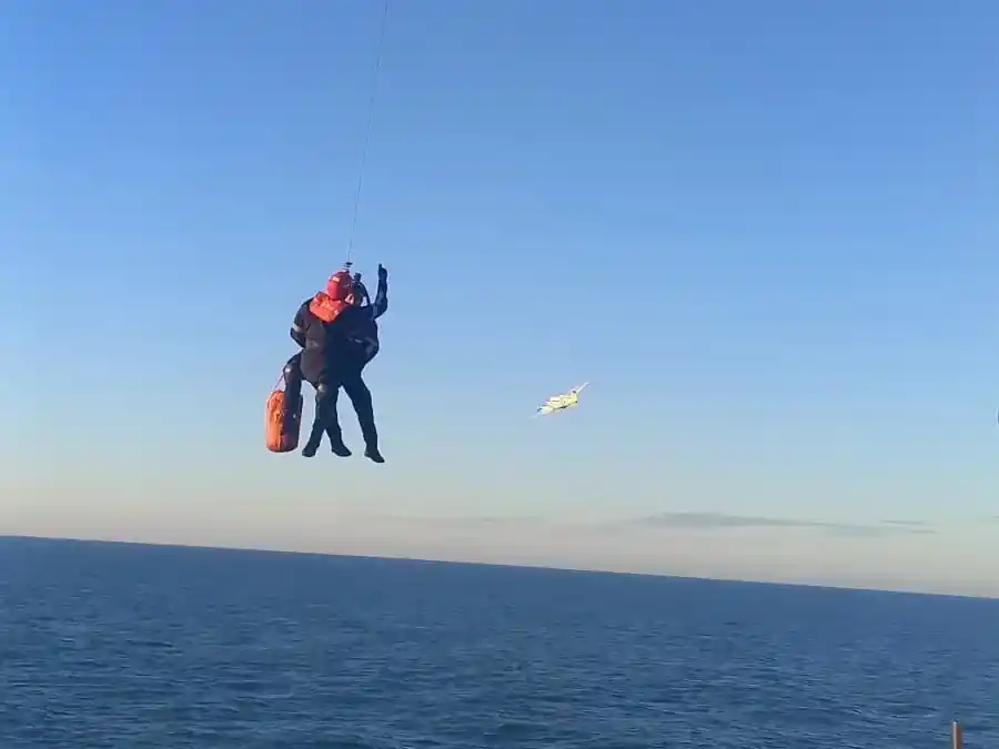 La Prefectura Naval Argentina llevó adelante un operativo de emergencia en el Mar Argentino.