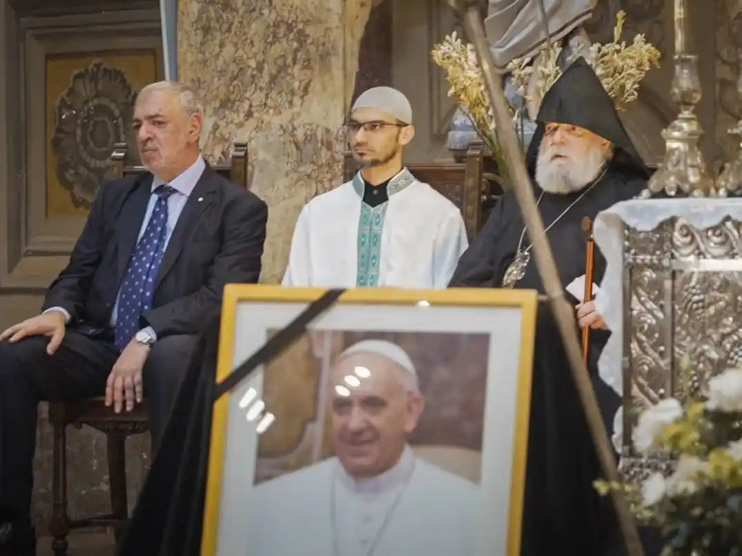 La ceremonia contó con representantes de diversos credos y funcionarios del Gabinete nacional.