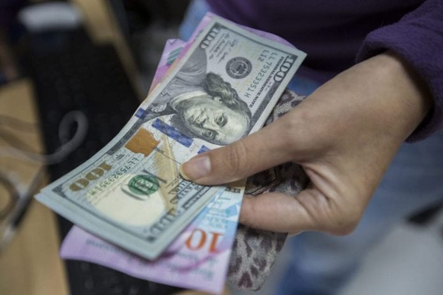 INDETENIBLE: dólar paralelo sobrepasa la barrera de Bs. 300.000
