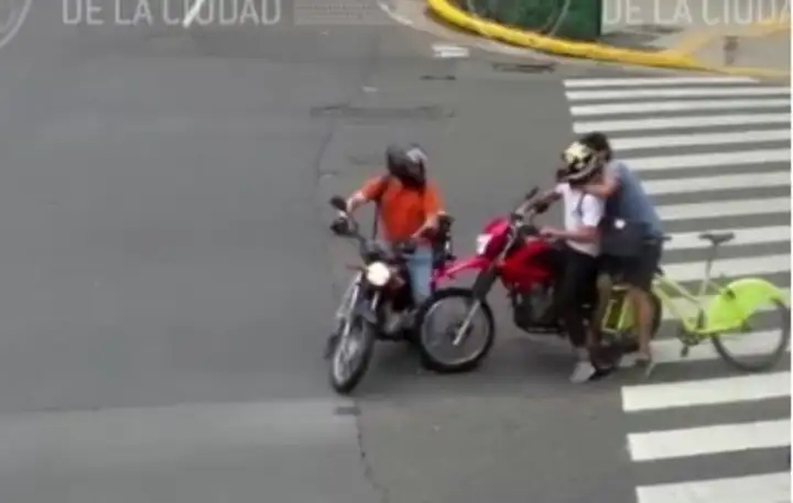 VIDEO - Un ciclista atrapó a un motochorro que le había robado la mochila