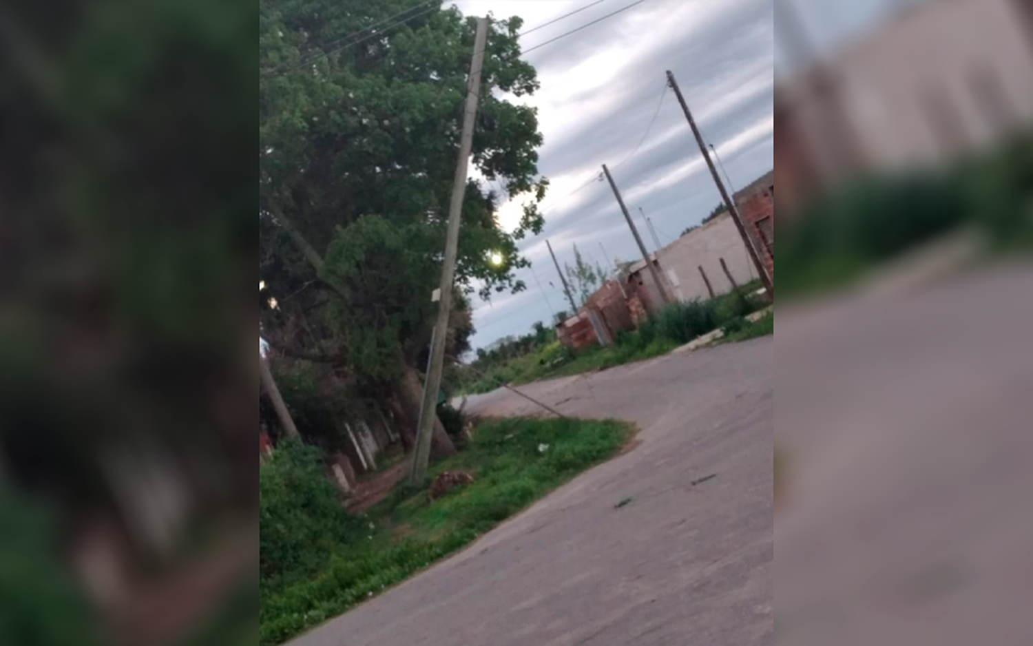 Vientos fuertes: poste a punta de caer en Pueyrredón y Benefactoras Sampedrinas”