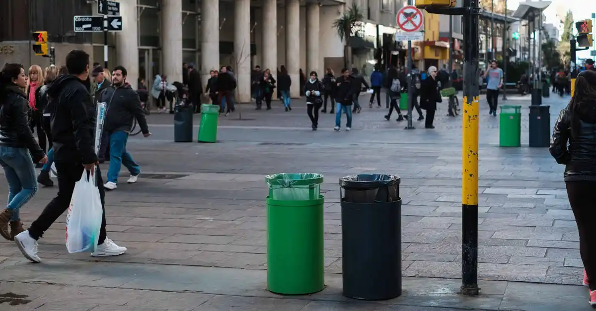 Instalaron 54 pares de cestos en centros comerciales