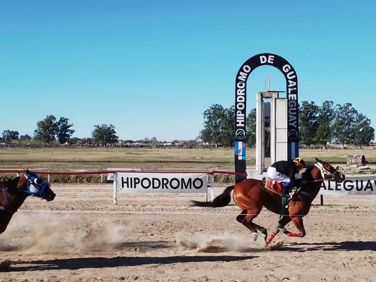 Gran jornada hípica en Gualeguay: 13 carreras y un hipódromo colmado