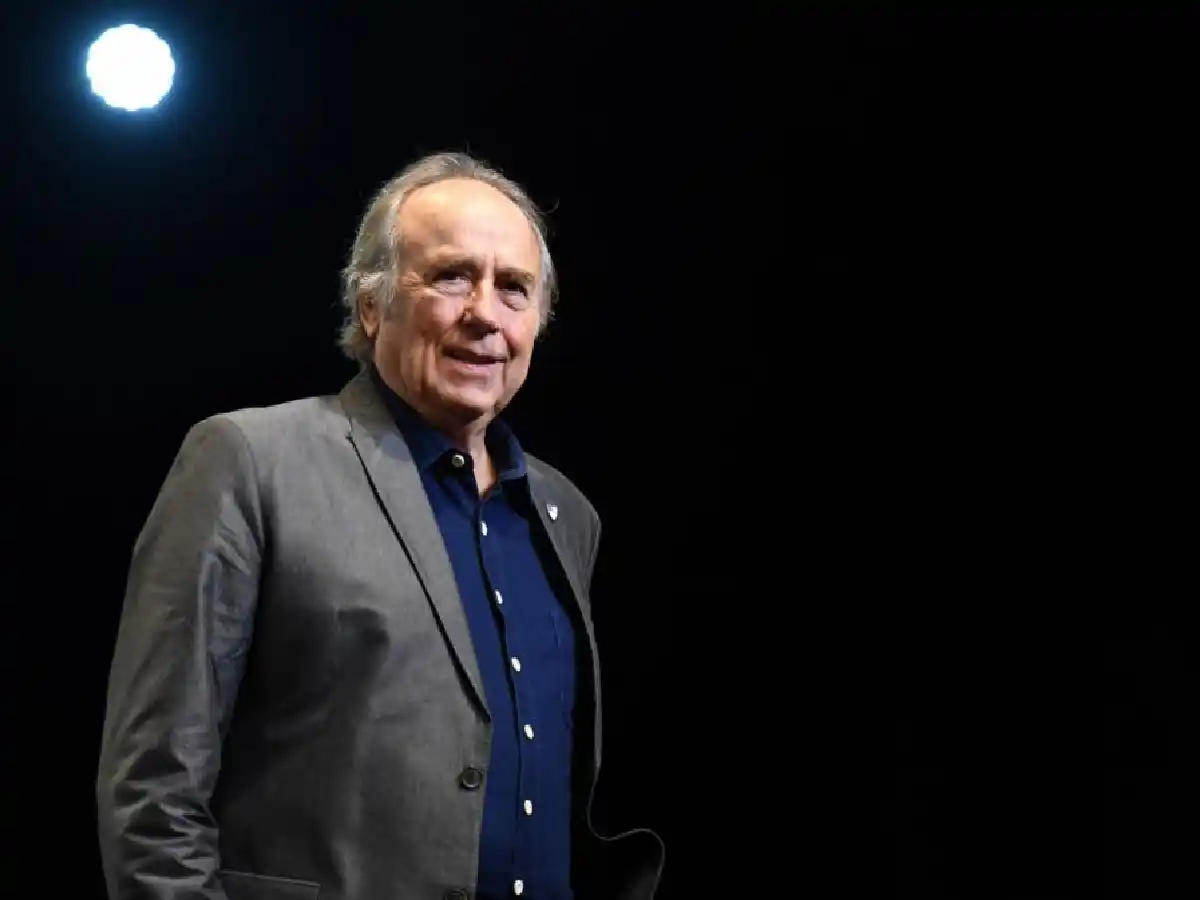 "Vengo a despedirme de los escenarios, no de la gente, ni del país y los amigos"