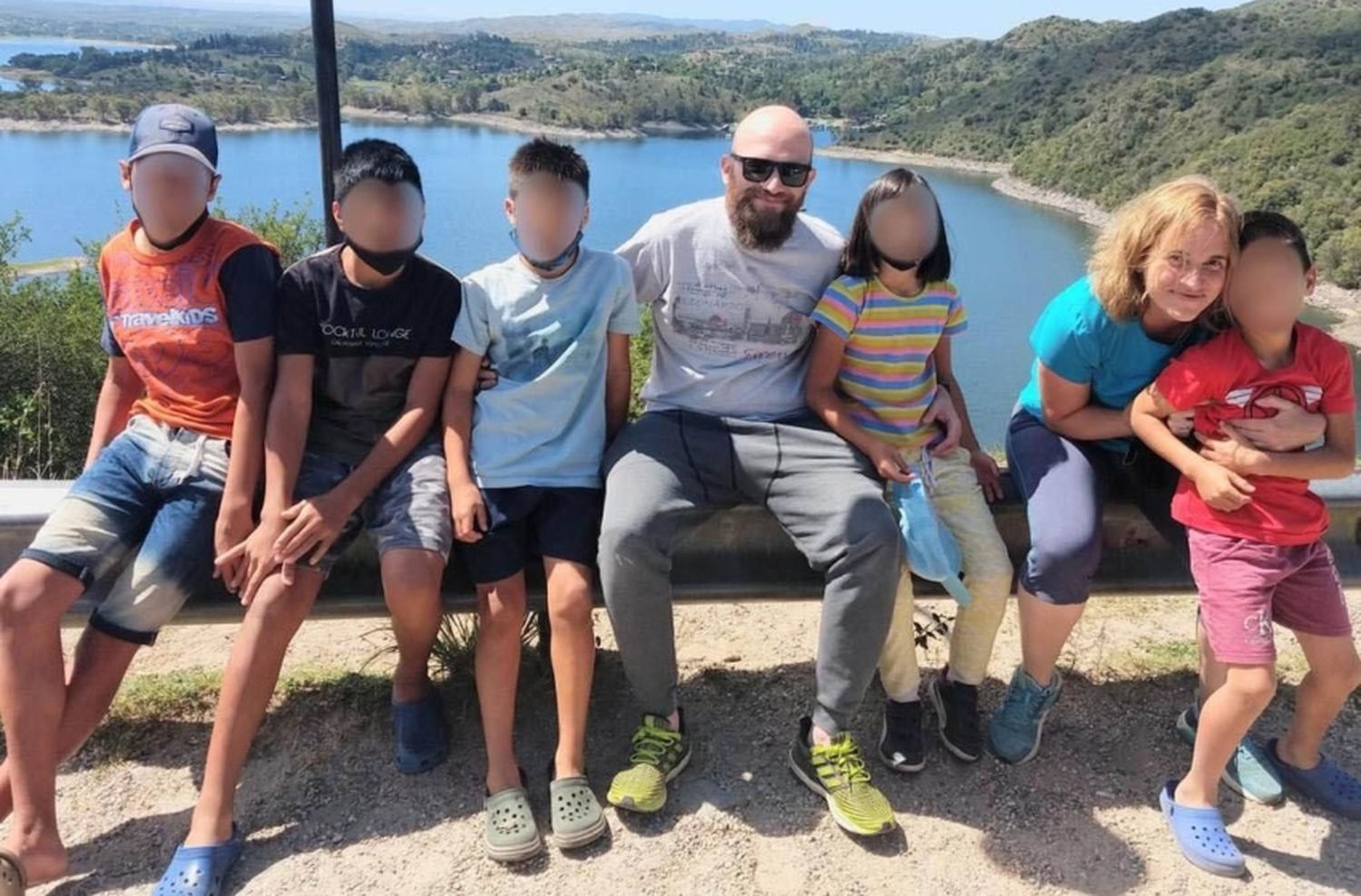 Buscan una familia que adopte a cuatro hermanitos