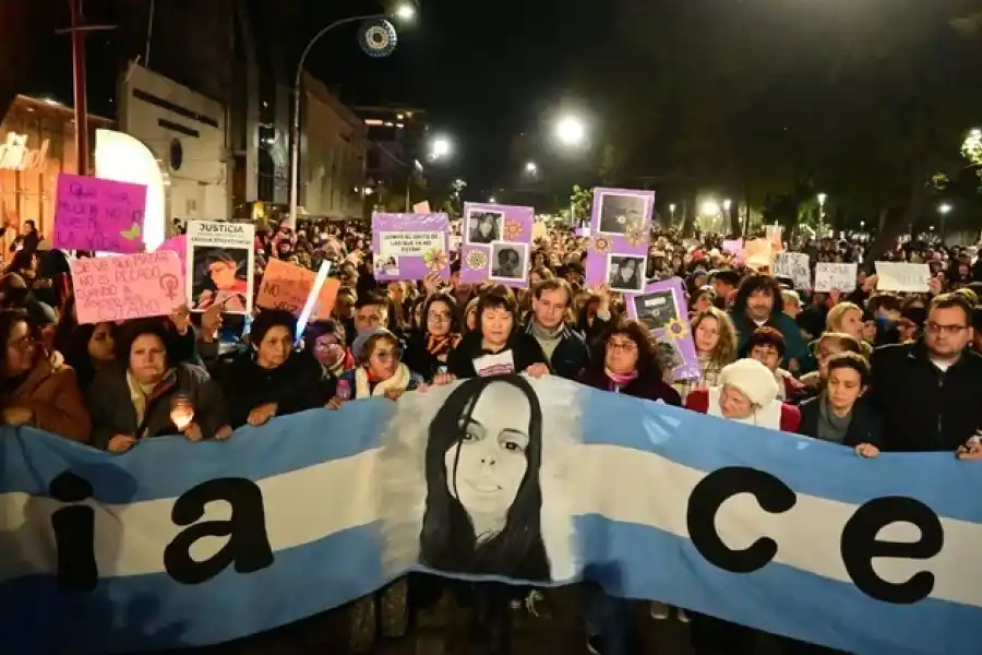  Los manifestantes llevaron una bandera con la cara de Cecilia y su nombre grafiteado.