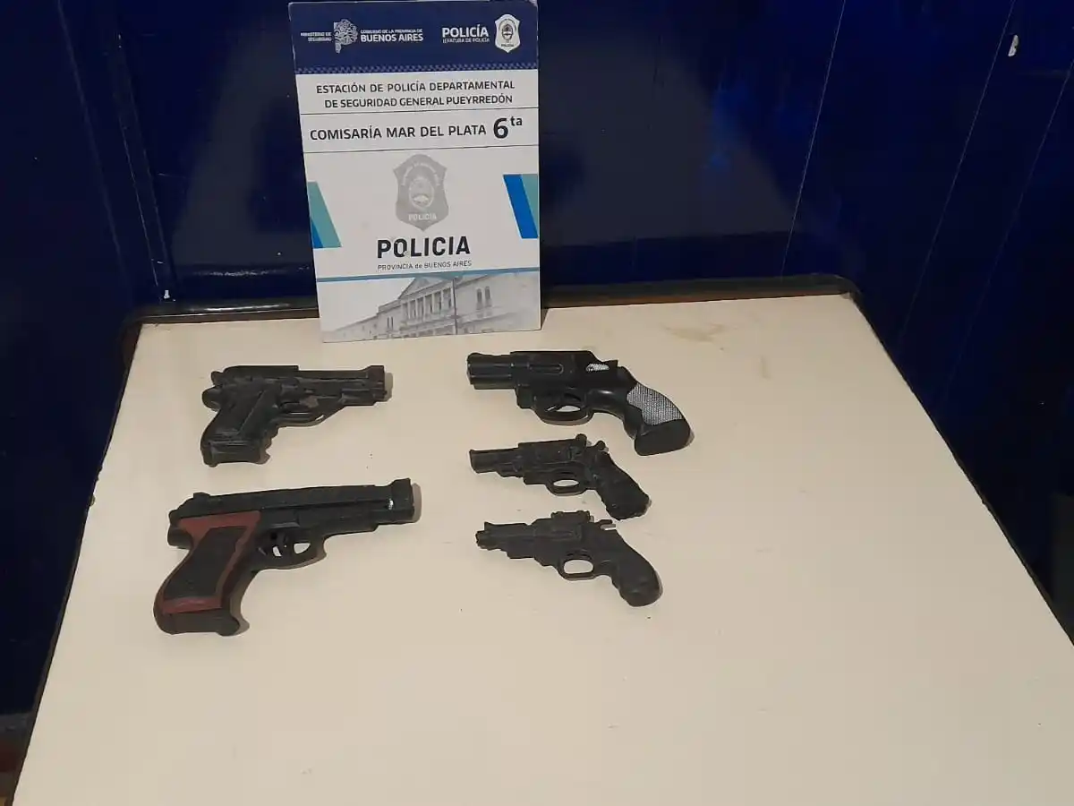 Allanamientos por robo agravado y amenazas en barrio Libertad: dos demorados y secuestro de armas de utilería