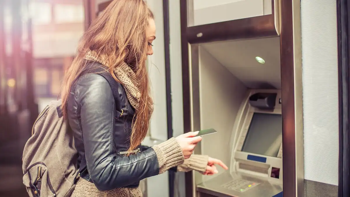 El Banco Central de la República Argentina dispuso la eliminación de los límites que regían para extraer efectivo en el exterior.