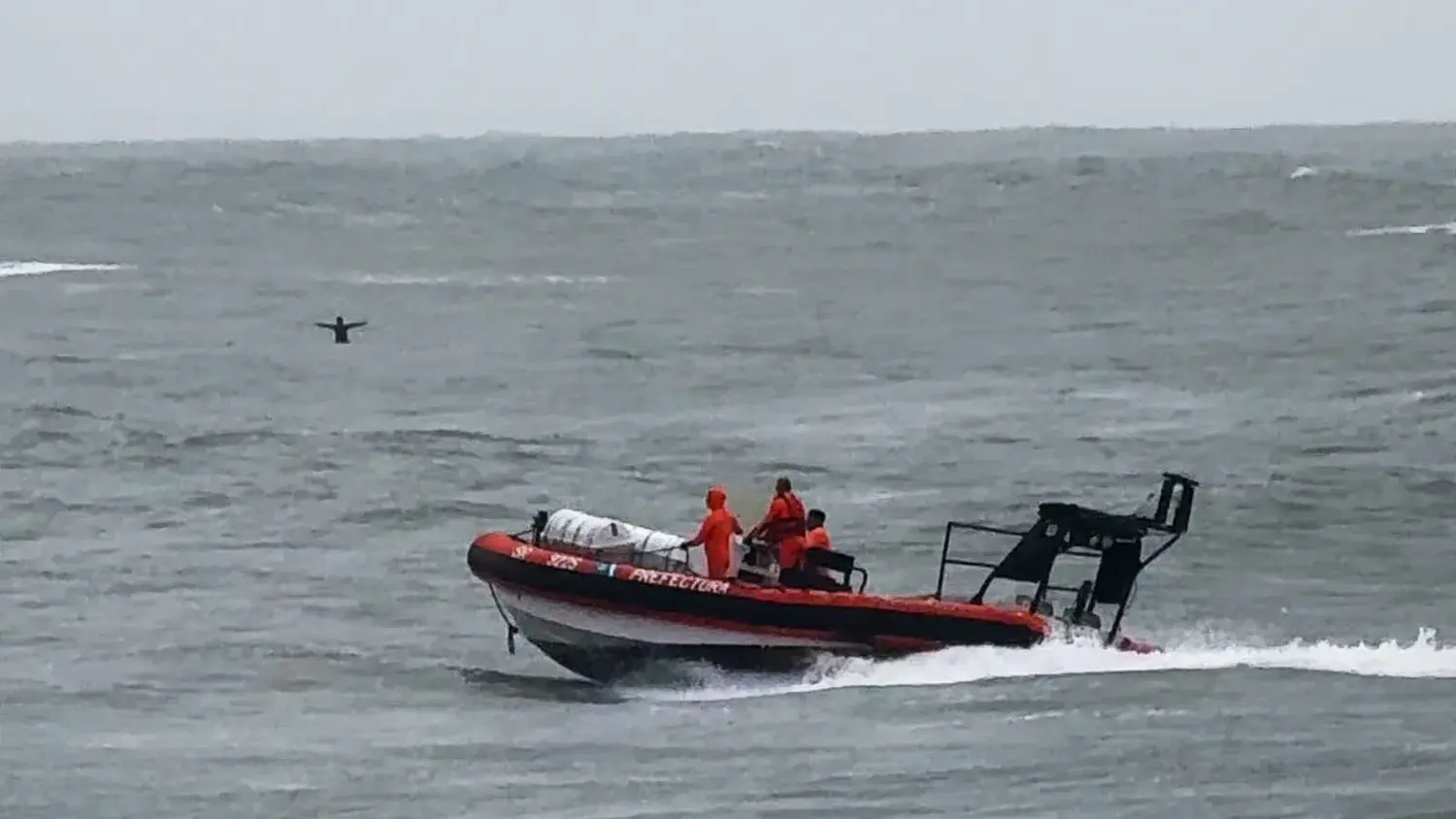 Prefectura rescató a un kitesurfista de 18 años frente al Muelle de los Pescadores