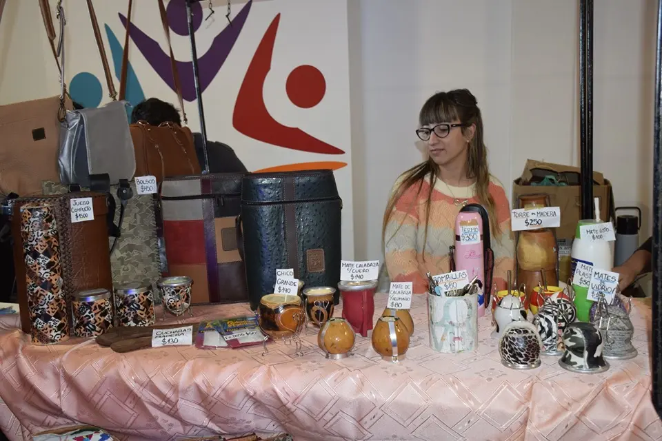 Organizan una feria de artesanos en el Polideportivo