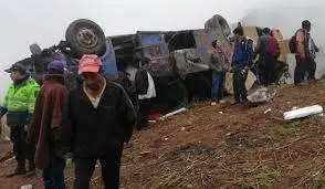 Al menos 27 muertos al caer un autobús por un precipicio en Perú