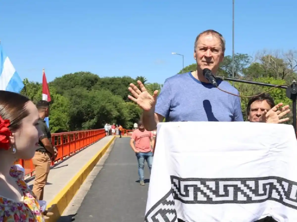 Schiaretti inauguró un puente en Cosquín "para unir a los cordobeses y a los argentinos"