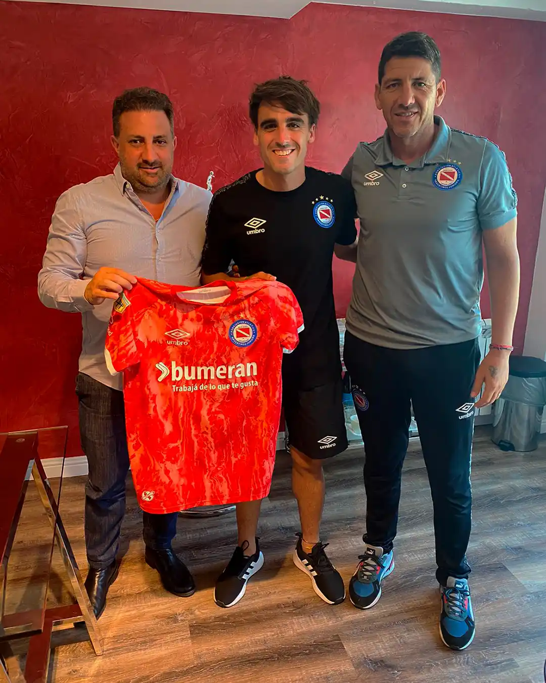 FOTO PRENSA ARGENTINOS El tandilense González Metilli firmó contrato con Argentinos Juniors hasta fines de 2025.