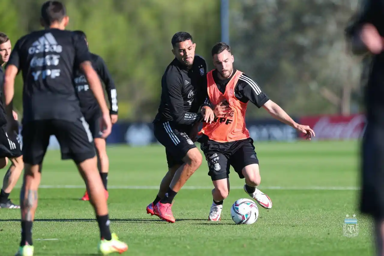 La Selección Argentina se entrenó de cara al partido con Paraguay