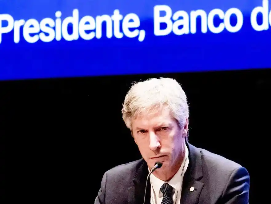 El Gobierno anunció una licitación fuera de calendario para absorber pesos y evitar presión sobre el dólar