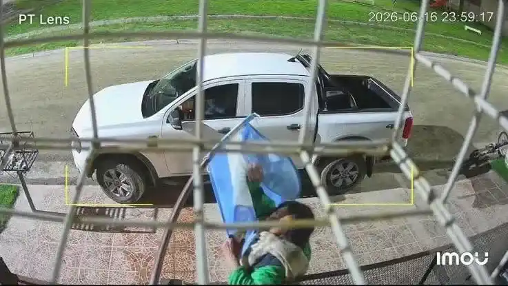 Indignación en Azul: intentaron robar la bandera argentina de una vivienda minutos después del triunfo de la Selección