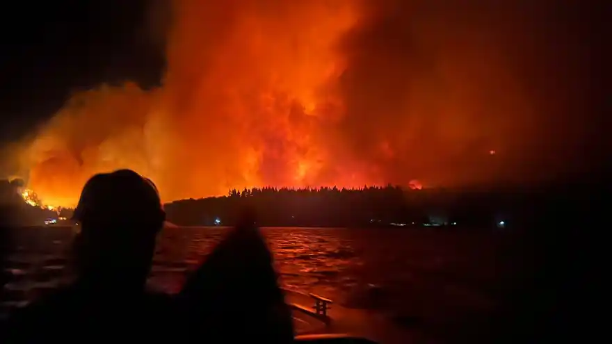 Puerto Patriada anoche, visto desde el lago Epuyén