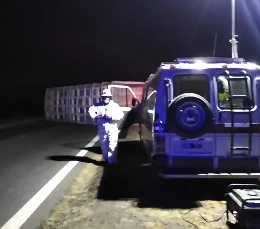 Volcó el acoplado de un camión y fue cortada una mano de la Ruta 12