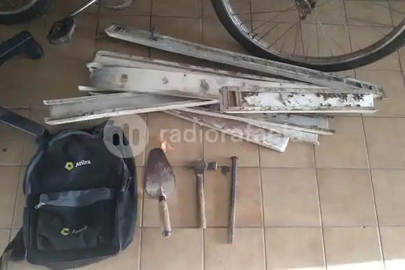 Poco disimulado: lo vieron desprendiendo las aberturas de aluminio de una casa