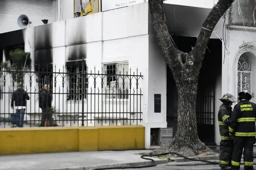 Incendio junto a la Iglesia San Cayetano: una camioneta desató las llamas en una cochera
