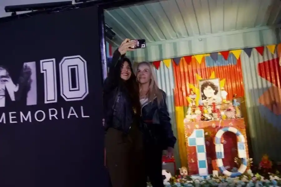 Claudia Maradona acompañó a sus hijas Dalma y Gianinna, que en la foto se tomó una selfie de recuerdo con su madre