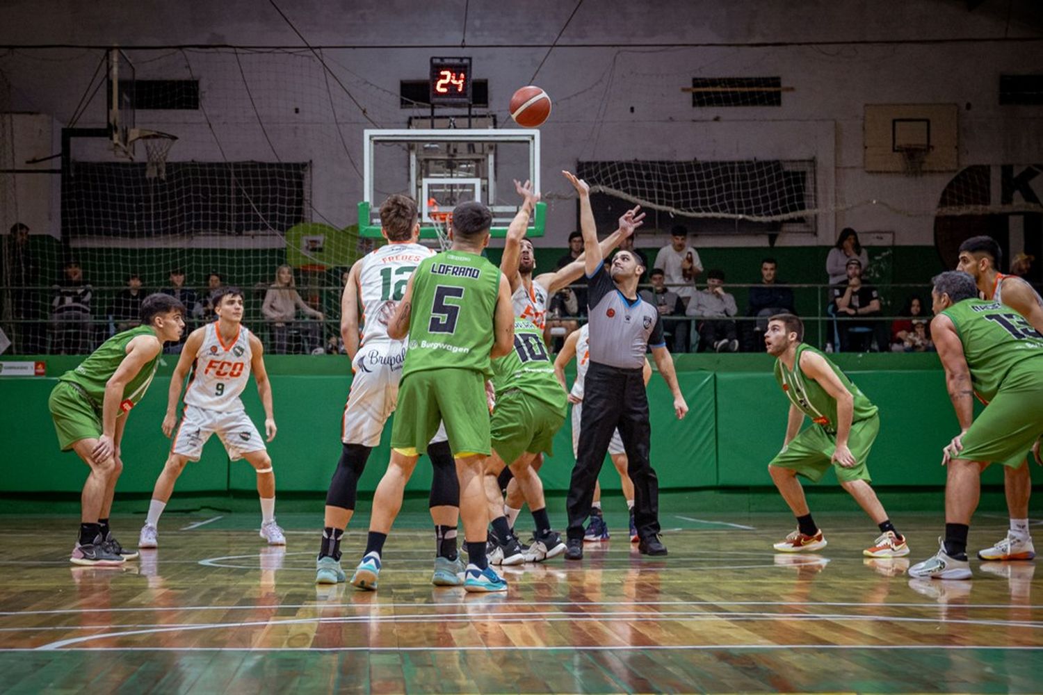 El salto inicial en el partido de Kimberley ante Ferro de Pico.