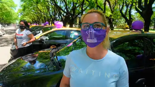 Lamentable: le quitaron la chapa a una taxista por llevar barbijo de She Taxi