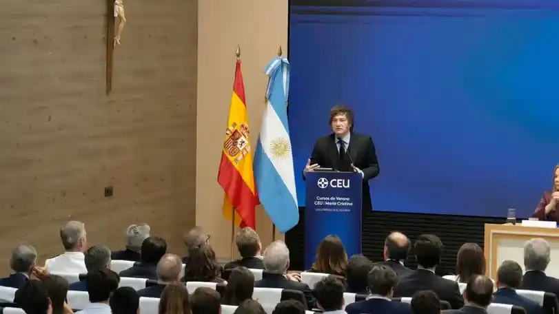 Milei dice que cree en la honestidad de Adorni, pero si la Justicia lo considera culpable lo "eyecta"