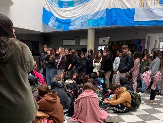 Estudiantes de la Escuela Media 2 realizaron una sentada para reclamar por calefacción