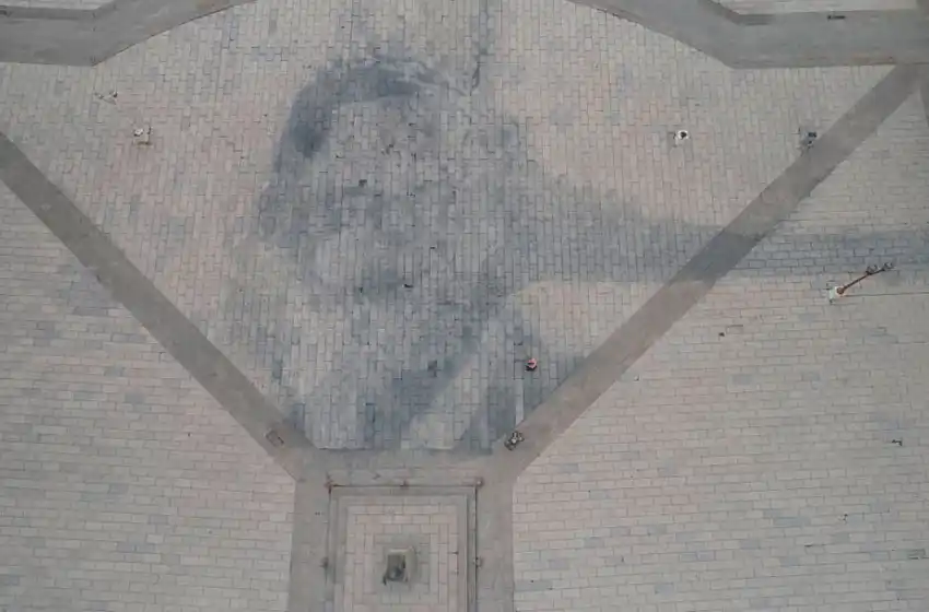 Kirchner en la Rambla: presentaron denuncia penal por el daño contra el patrimonio histórico