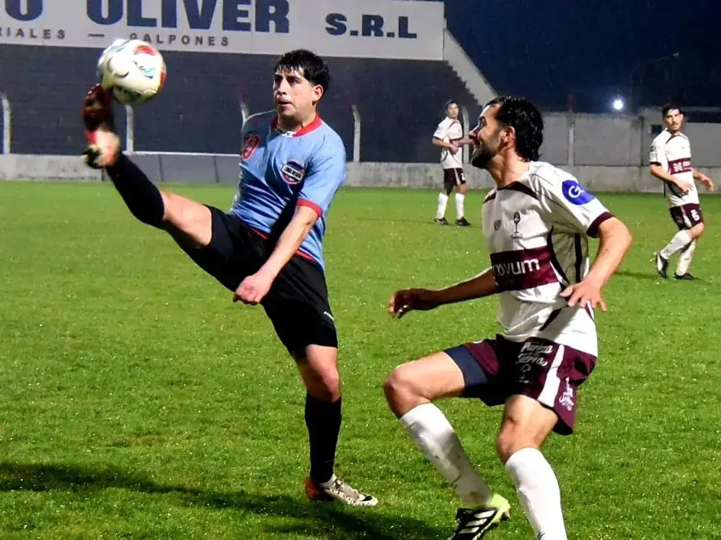 De la Torre controla la pelota ante la marca de Bandely.