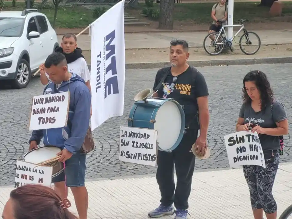 Con carteles, bombos y cantos, los feriantes pidieron explicaciones al Legislativo.