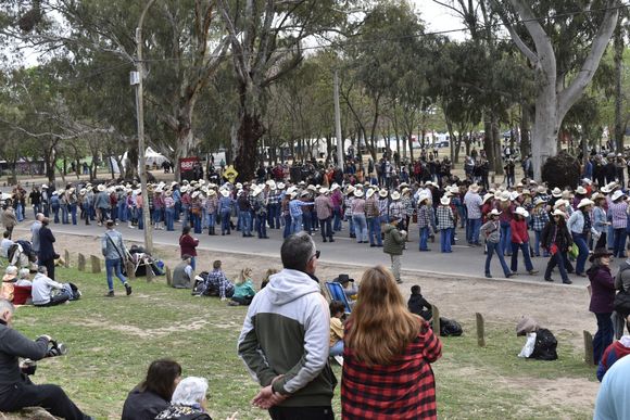 All Together: cientos de bailarines de line dance coparon la avenida costanera